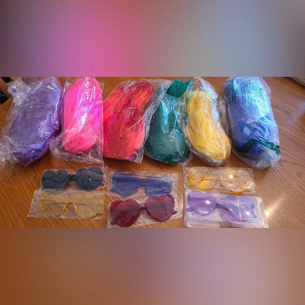 Party wigs set of 6 with 6 heart sunglasses
